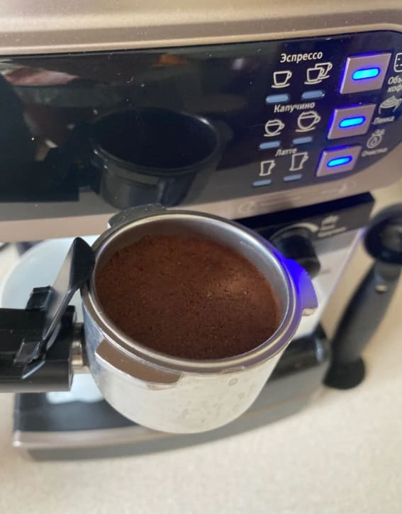 Vitek VT 1517 в процессе приготовления кофе