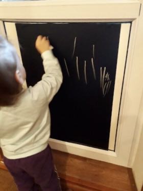 Дочь рисует на стене 
